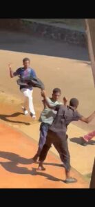 Forces de l’ordre sécurisant les abords du lycée de Tsararano après des violences impliquant plusieurs mineurs
