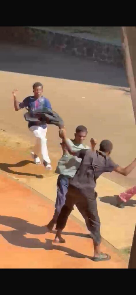 Forces de l’ordre sécurisant les abords du lycée de Tsararano après des violences impliquant plusieurs mineurs