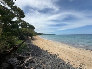 Accueil 15 Plage de N’Gouja à Mayotte où un couple a été victime d’une agression lors d’un bivouac nocturne.