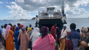 Barge assurant la liaison maritime entre Grande-Terre et Petite-Terre dans le cadre du programme de modernisation des transports maritimes à Mayotte.