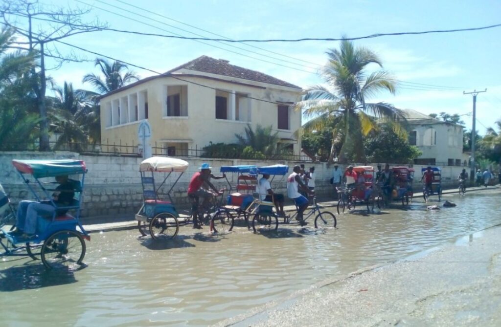 Rues de Tuléar sous la pluie avec un ciel couvert, un phénomène rare durant la saison sèche dans le sud de Madagascar