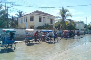 Rues de Tuléar sous la pluie avec un ciel couvert, un phénomène rare durant la saison sèche dans le sud de Madagascar