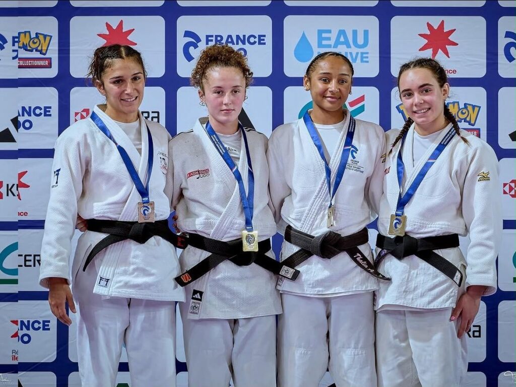 La judokate mahoraise Thalia Audebert-Zarkachy sur un podium après sa médaille de bronze aux Championnats de France seniors de judo