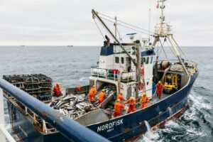 Navire de pêche industrielle en mer illustrant les conditions de travail dénoncées dans un rapport international sur la pêche