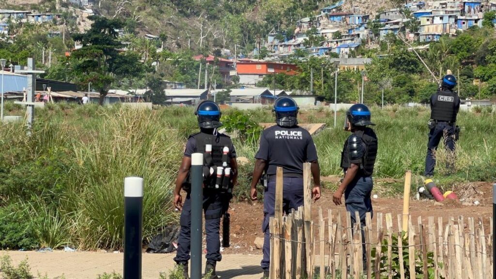 Lycée des Lumières à Mayotte avec dispositif de sécurité renforcé et forces de l’ordre présentes lors d’incidents aux abords de l’établissement