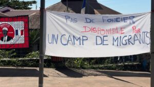 Accueil 21 Manifestants rassemblés devant le bâtiment des étrangers de la préfecture de Mamoudzou lors d’une opération de blocage