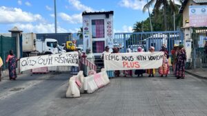 Accueil 15 Manifestation des Femmes leaders devant l’entrée du port de Longoni pour protester contre le projet de création d’un EPIC de gestion portuaire.