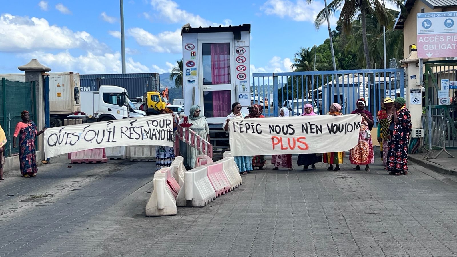 Port de Longoni : les Femmes leaders bloquent l’entrée et rejettent le projet de création d’un EPIC (vidéo)