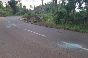 Accueil 11 Route de Vahibé au petit matin avec bris de verre et traces de caillassages après des incidents nocturnes