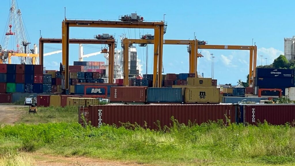 Vue du port de Longoni avec des installations portuaires, dans un contexte de préavis de grève des salariés