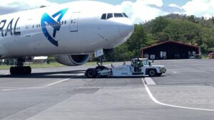 Accueil 15 Avion d’Air Austral en vol après avoir fait demi-tour en raison des perturbations à l’aéroport de Dzaoudzi-Mayotte Marcel Henry