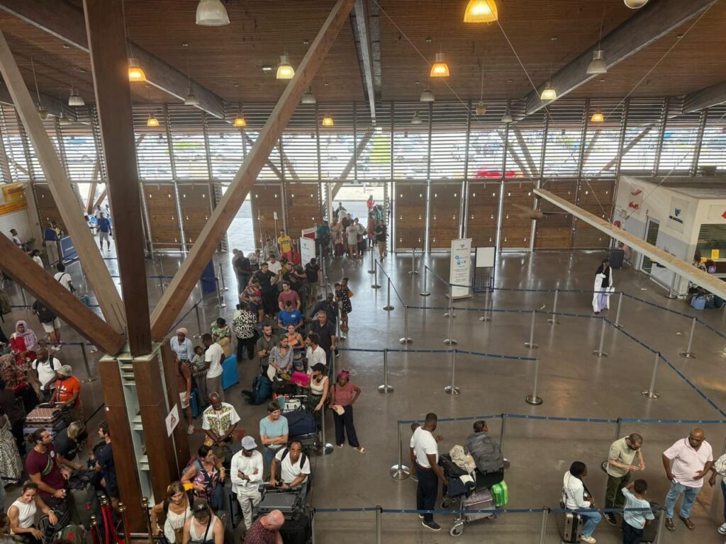Terminal de l’aéroport de Dzaoudzi-Mayotte Marcel Henry avec passagers en attente de réouverture après une fermeture liée à un mouvement social