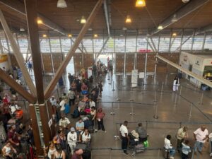 Accueil 19 Terminal de l’aéroport de Dzaoudzi-Mayotte Marcel Henry avec passagers en attente de réouverture après une fermeture liée à un mouvement social