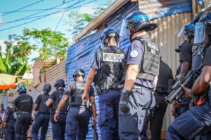 Accueil 15 Forces de police et de gendarmerie déployées à Tsoundzou lors d’une opération de contrôle de zone menée dans le cadre du plan Sécuriser Mayotte.