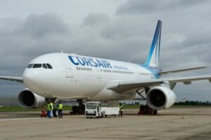 Accueil 15 Cabine d’un avion de la compagnie Corsair lors d’un vol long-courrier vers l’océan Indien, avec intervention d’urgence médicale à bord