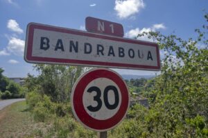 Accueil 23 Travaux et fermeture temporaire de la RN1 à Bandraboua pour des opérations de levage et de remorquage dans le nord de Mayotte.