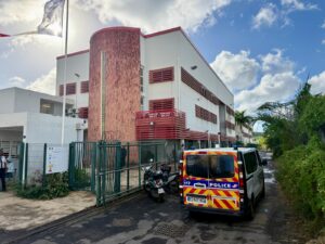 Accueil 11 Procès devant la Cour d’assises des mineurs de Mamoudzou concernant l’attaque violente d’un conducteur de scooter sur la route de Vahibé en mars 2023.