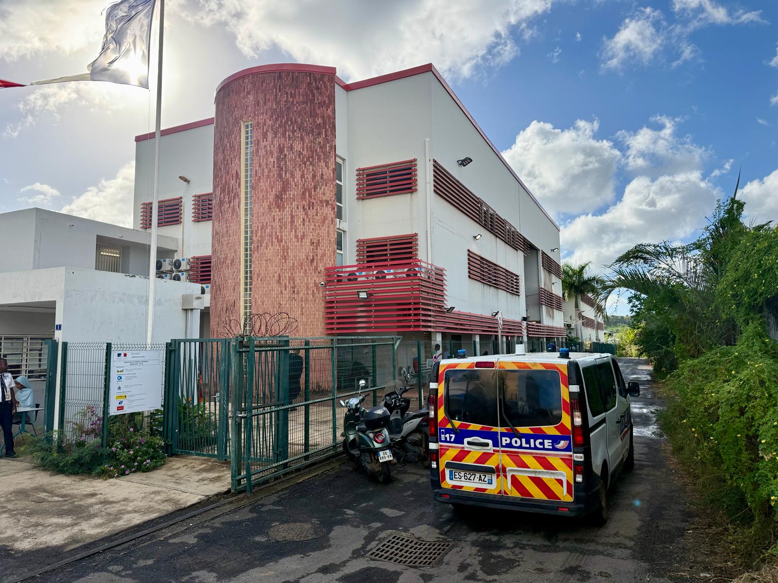 Cinq accusés face à une attaque d’une rare violence à Vahibé