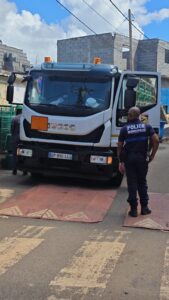 Accueil 15 Camion de livraison de bouteilles de gaz escorté par la police municipale dans le quartier de Vahibé à Mamoudzou