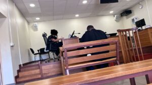 Salle de la cour d’assises de Mayotte avec magistrats et parties civiles, audience suspendue après l’absence de l’accusé et décision d’un ordre d’interpellation