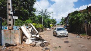 Jeunes participant à des ateliers de recyclage à Kawéni pour apprendre à valoriser les déchets et protéger l'environnement à Mayotte