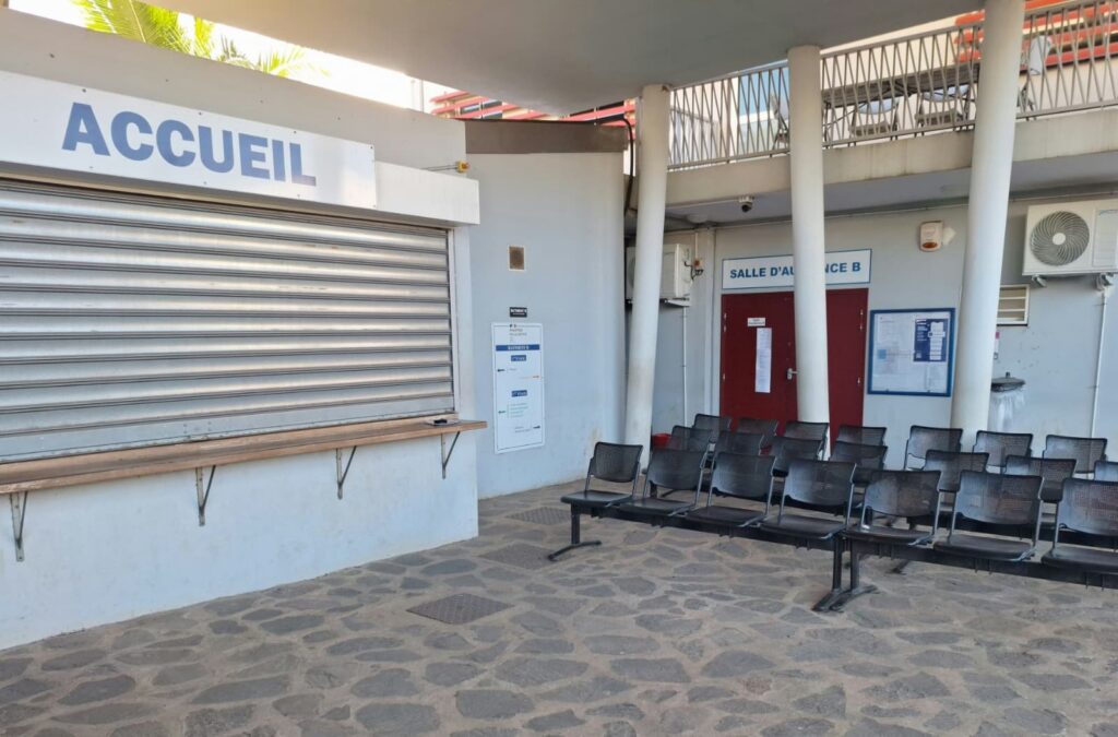 Chauffeur de taxi devant le tribunal après avoir conduit avec un permis suspendu, obtenant un dernier délai pour régulariser sa situation
