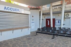 Chauffeur de taxi devant le tribunal après avoir conduit avec un permis suspendu, obtenant un dernier délai pour régulariser sa situation