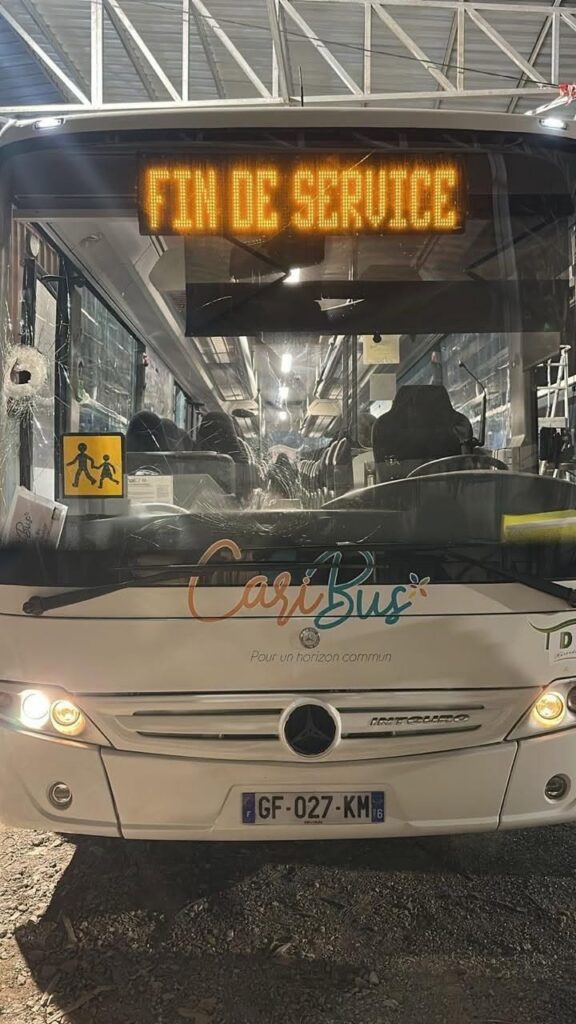 Des bus Caribus pris pour cible par des jets de pierres à Mayotte 1 743730804 1461467172693224 7368014501220229544 n