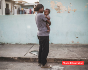 Accueil 15 Jeune femme marchant avec un enfant dans les bras, illustrant les violences conjugales et la protection des victimes à Mayotte