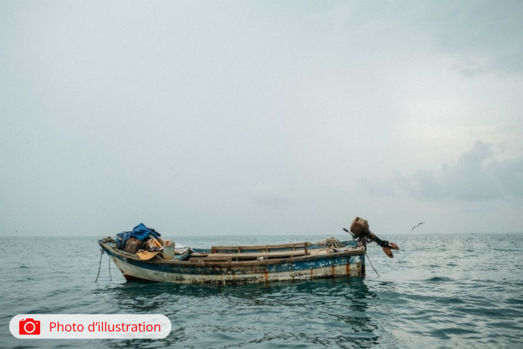 Des secours interviennent après le naufrage d'une embarcation de migrants au large de l'île de Mafia, en Tanzanie, alors qu'elle se dirigeait vers Mayotte.