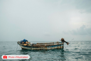 Des secours interviennent après le naufrage d'une embarcation de migrants au large de l'île de Mafia, en Tanzanie, alors qu'elle se dirigeait vers Mayotte.