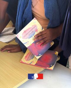 Distribution du livre Les Métamorphoses d'Ovide aux élèves de CM2 de Mayotte dans le cadre de l'opération « Cet été, je lis ! »