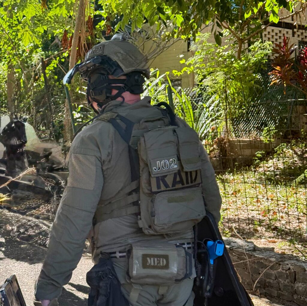 Le RAID surgit dans un quartier de Mamoudzou 6 Exercice du RAID dans le quartier du square Papaye à Mamoudzou avec une intervention tactique destinée à l'entraînement des forces spécialisées