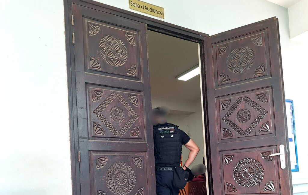 Un vice de procédure met fin au procès d'un pilote de kwassa 6 Audience au tribunal judiciaire de Mamoudzou où un pilote de kwassa est remis en liberté après un vice de procédure lié à une expertise non réalisée