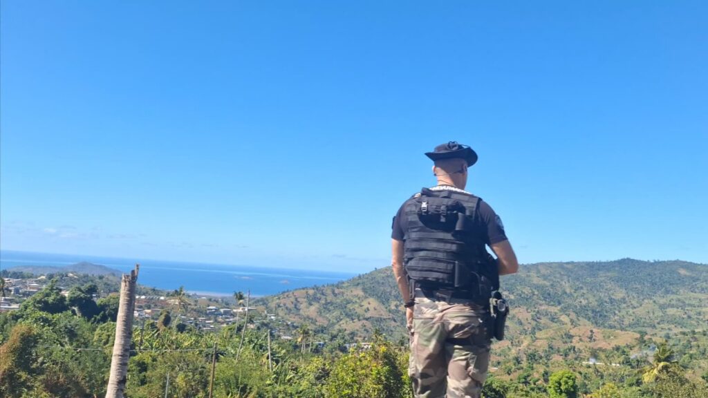 Route bloquée à Vahibé à Mayotte avec des troncs d’arbres et des forces de gendarmerie déployées lors d’une opération sécuritaire