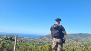 Route bloquée à Vahibé à Mayotte avec des troncs d’arbres et des forces de gendarmerie déployées lors d’une opération sécuritaire
