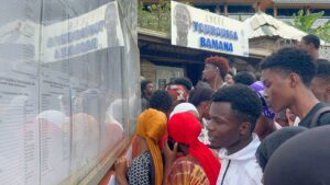 Élèves devant le lycée Younoussa Bamana découvrant les résultats du baccalauréat 2026 à Mayotte entre joie, stress et émotion