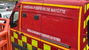 Accueil 15 Accident entre un scooter et un poids lourd au carrefour Baobab à Mamoudzou avec intervention des secours sur la chaussée