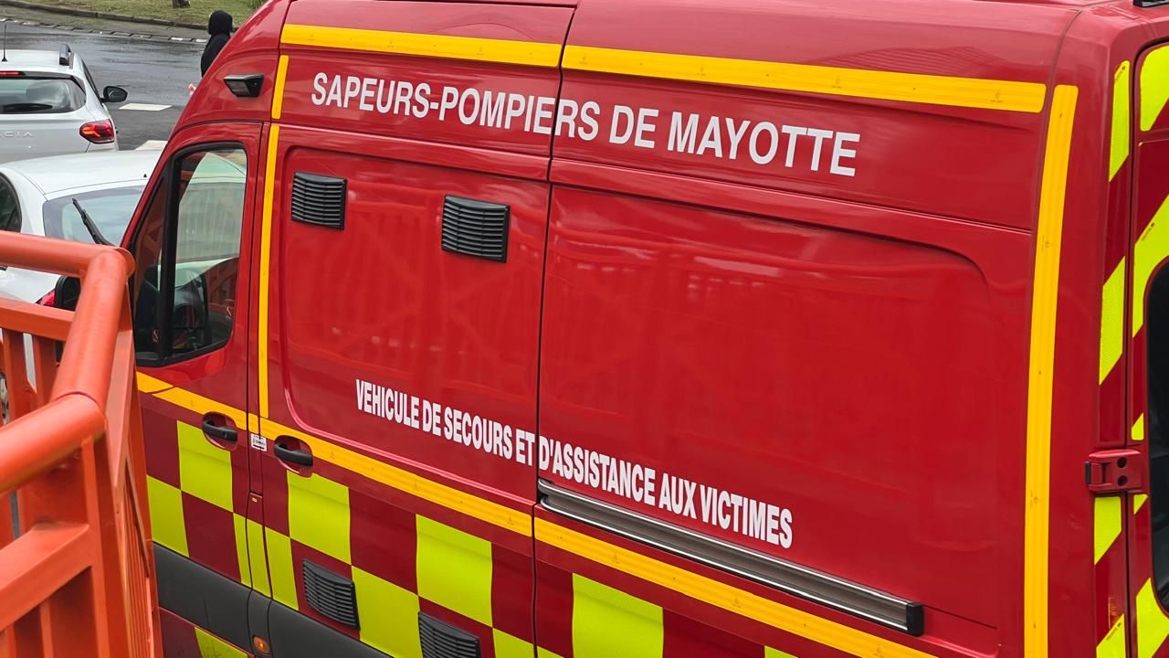 Le pied d’un motard écrasé sous un poids lourd