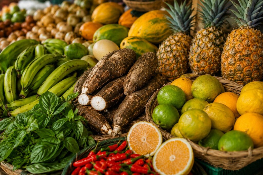 Marché agricole de Mtsamboro réunissant des producteurs locaux proposant des fruits, légumes, œufs et autres produits du terroir de Mayotte