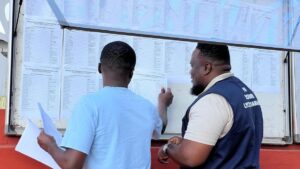 Accueil 97 Des élèves consultants les résultats du brevet et du baccalauréat 2026 dans un établissement scolaire de Mayotte