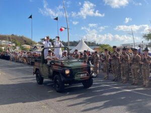 Accueil 114 Défilé du 14 Juillet sur le boulevard Adriantsouly à Mayotte devant un public nombreux, avec les forces armées et les services de secours