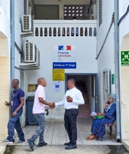 Accueil 21 Maison France Services accompagnant des habitants dans leurs démarches administratives à Petite-Terre à Mayotte