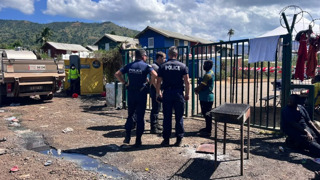 Un retour au calme fragile au camp de Tsoundzou 10 Retour au calme au camp de migrants de Tsoundzou après des affrontements, avec présence des forces de l'ordre et information sur l'aide au retour volontaire