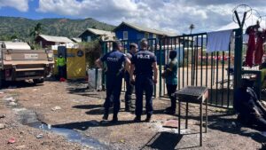 Accueil 11 Retour au calme au camp de migrants de Tsoundzou après des affrontements, avec présence des forces de l'ordre et information sur l'aide au retour volontaire