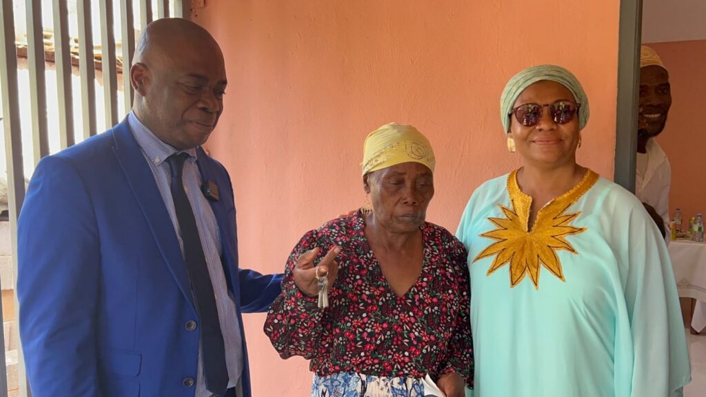 Plus de 300 dossiers de rénovation de logements prêts à Mayotte 2 Remise des clés d'un logement rénové à Mayotte dans le cadre du programme de rénovation soutenu par le Département-Région et la Fondation de France