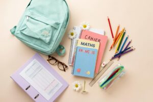 Des familles effectuent leurs démarches au CCAS de Dembéni pour bénéficier d'une aide en fournitures scolaires en vue de la rentrée.