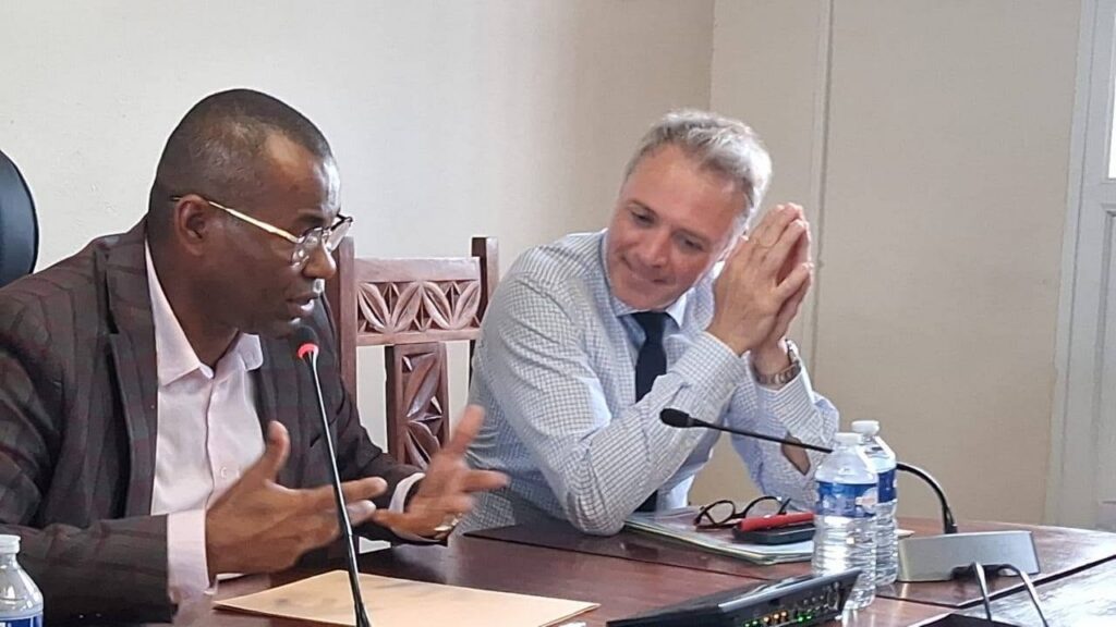 Réunion de travail entre le préfet de Mayotte et les élus de Tsingoni consacrée au suivi des projets prioritaires de la commune.