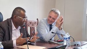 Réunion de travail entre le préfet de Mayotte et les élus de Tsingoni consacrée au suivi des projets prioritaires de la commune.