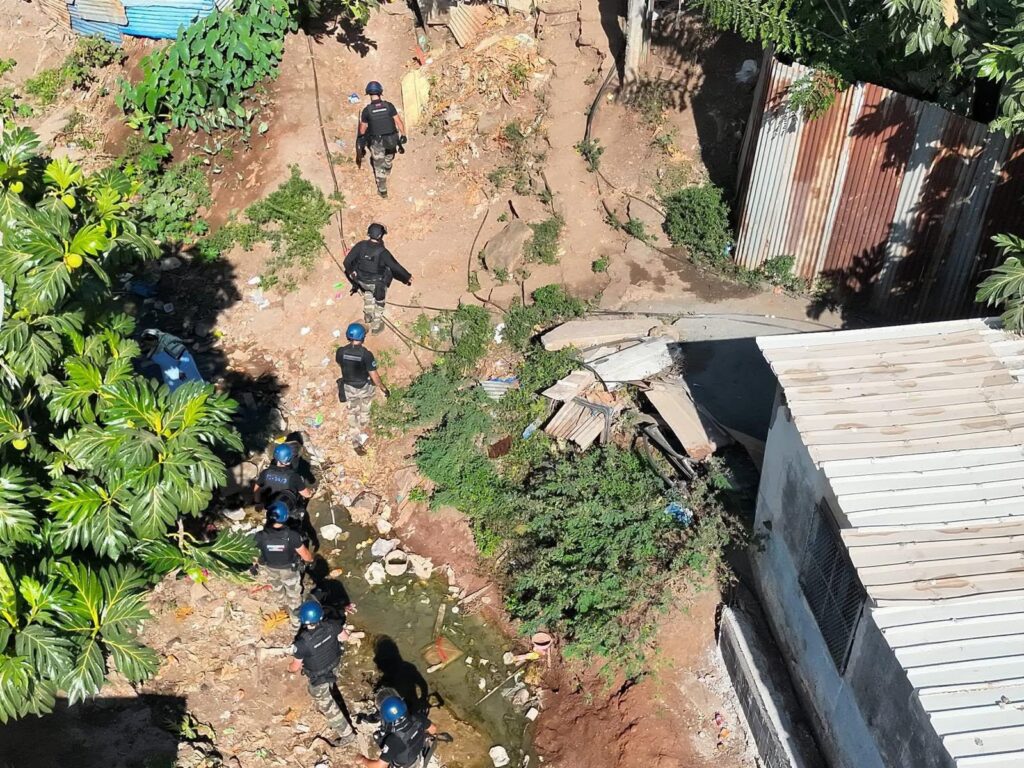 Gendarmes déployés à Mayotte lors d’une opération de contrôle contre les trafics et les activités illégales